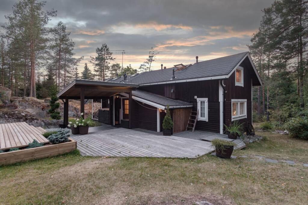 SIRPA'S ARTISTIC NUUKSIO RETREAT WITH HEATED POOL ESPOO (Finland) | BOOKED